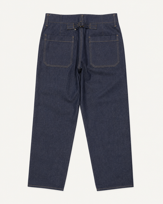 HYOKU Denim Trousers 平置き後ろ デニムとトラウザーズを組み合わしたスタイル